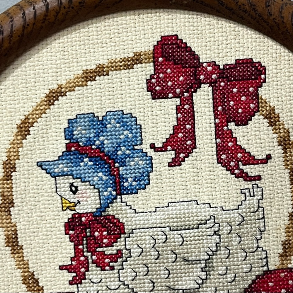 Leisure arts fancy feathers Crosstitch Finished chicken Basket Round Country - Picture 4 of 6